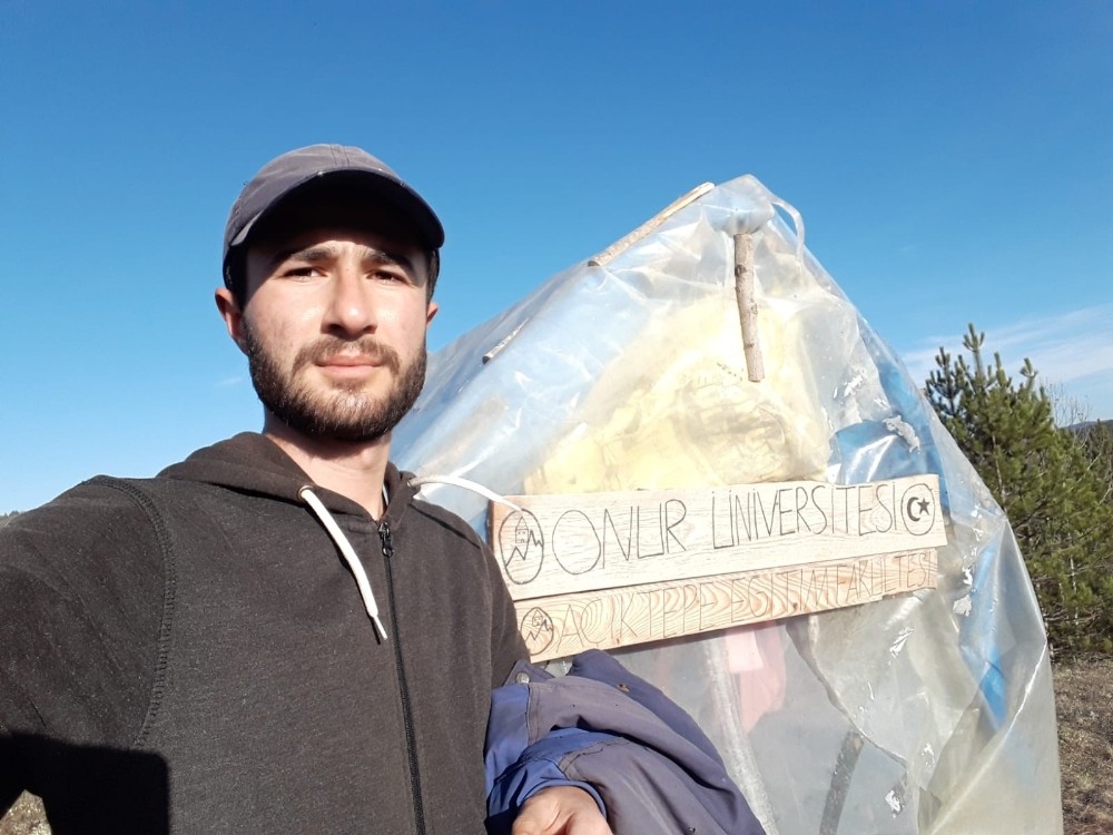 Atıklardan ormanlık alanda kendi üniversitesini yaptı
